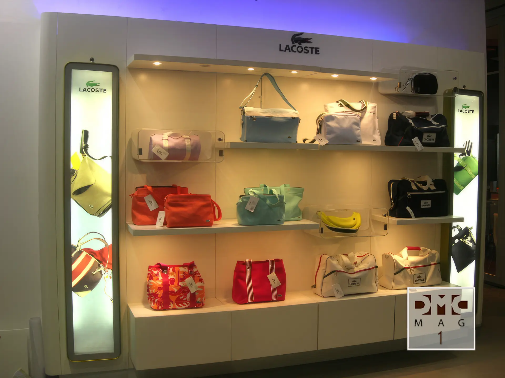 Mobiliario comercial exhibición bolsos 