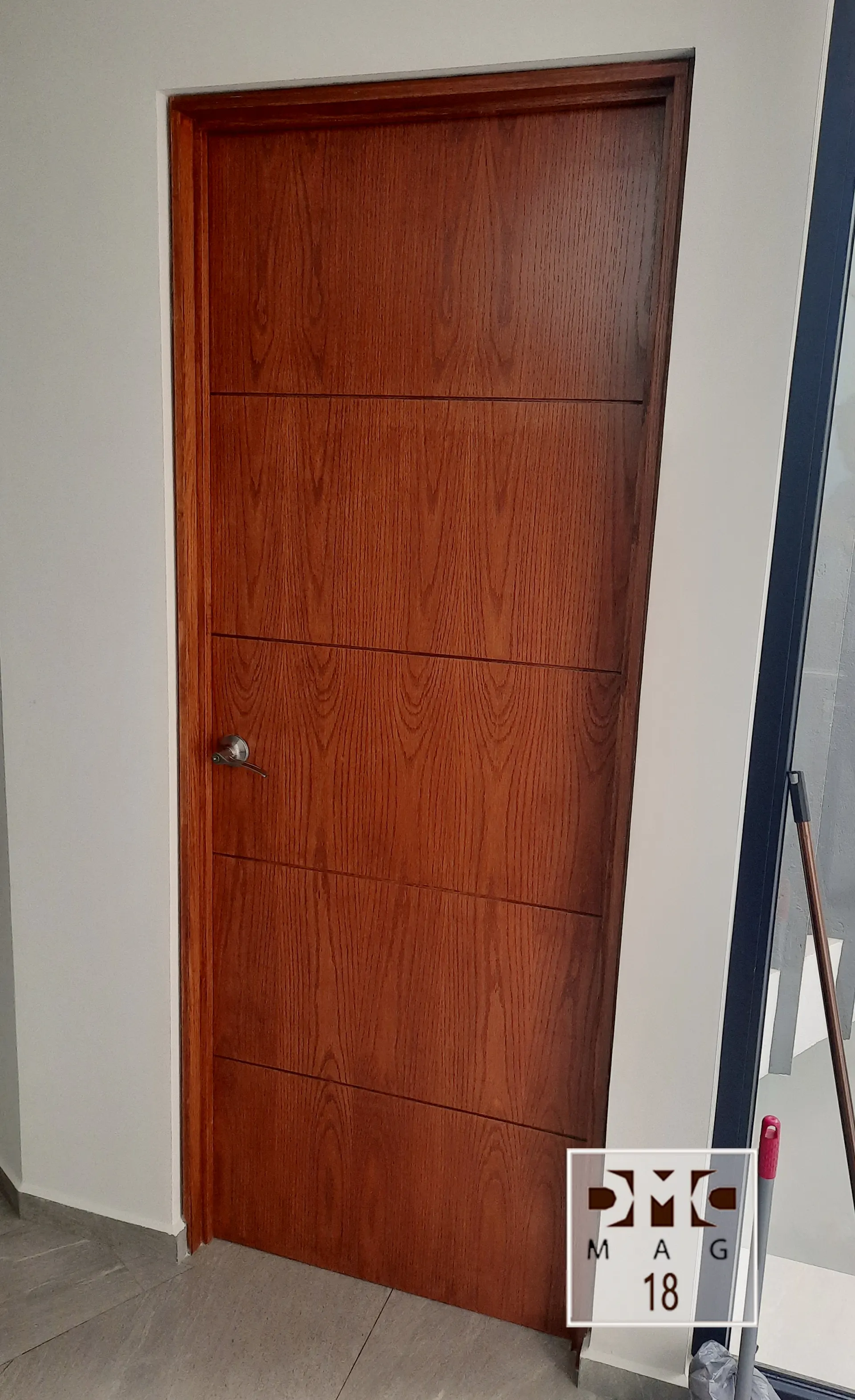 Puerta con vidrios biselados