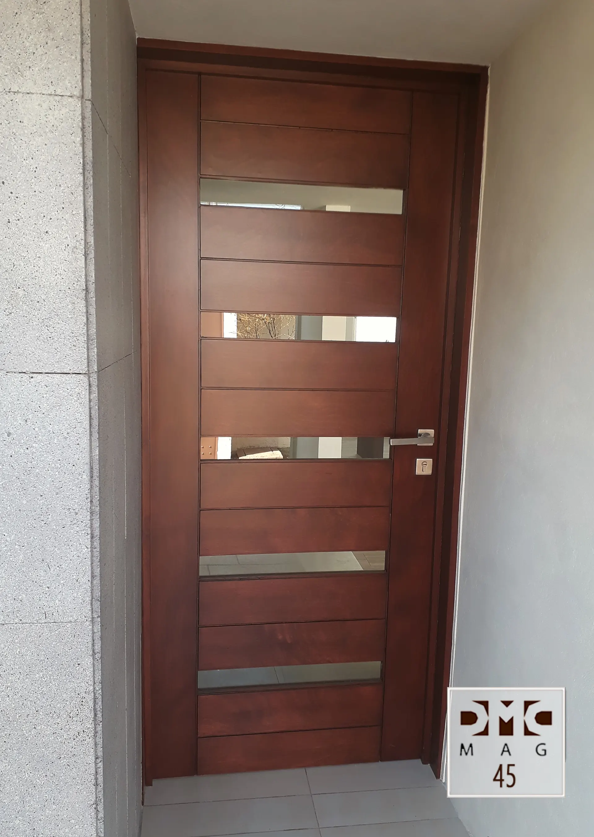 Puerta de madera y cristal