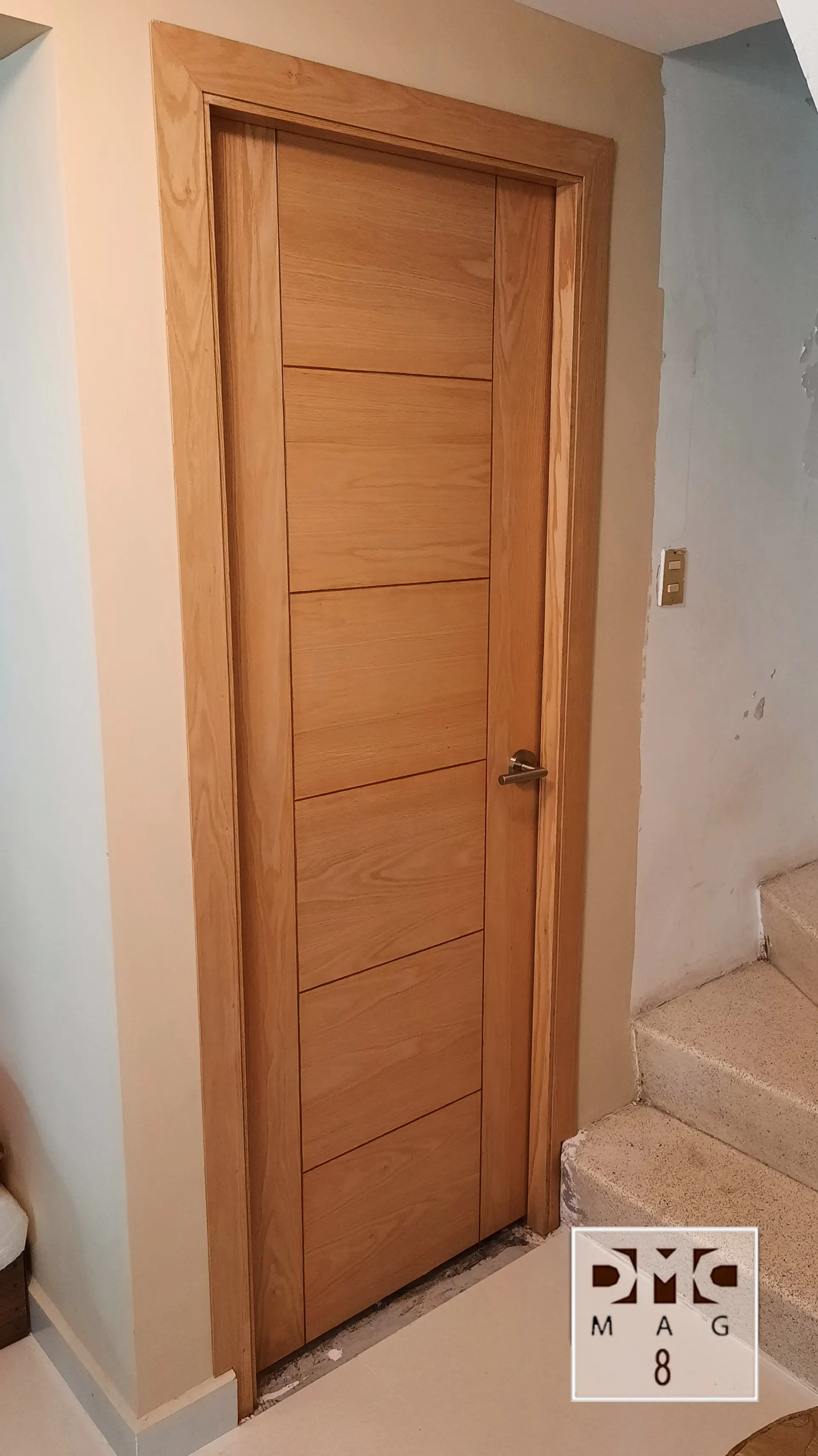 Puerta con incrustaciones metalicas